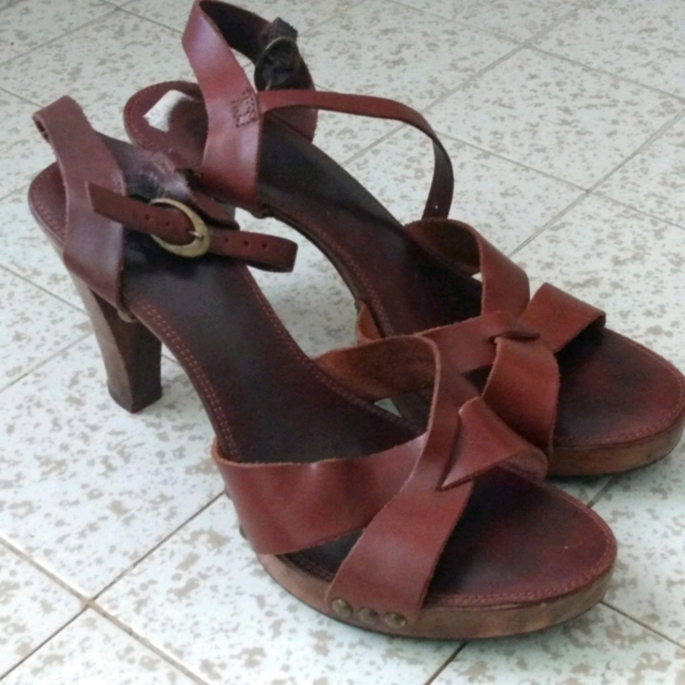 Wooden Frye retro heel sandals